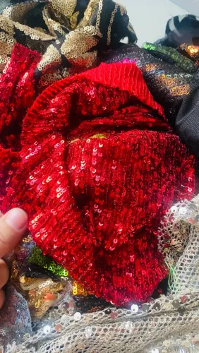 Retalhos de tecidos e tules com brilhos e paetês para customização