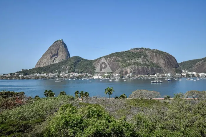 Apartamento na R. Barbosa-Flamengo 3 quartos, sala espaçosa, 3 banheiros sendo um suíte, á