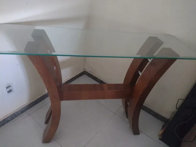 Aparador com tampo de vidro