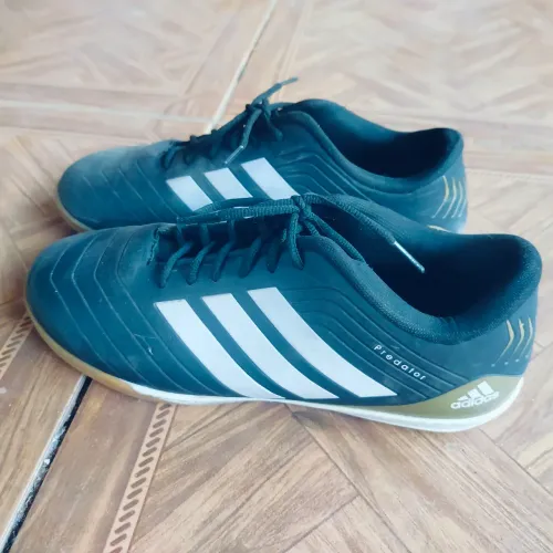 Vende-se chuteira 