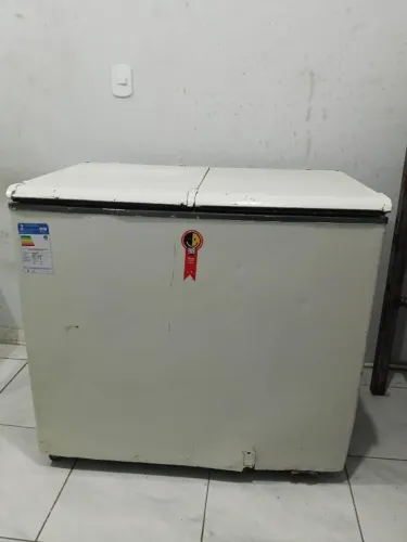 Vendo freezer hirizontal 2 portas capacidade 400 L.Largura: 100,5 cm Peso: 55,14 Kg Profun