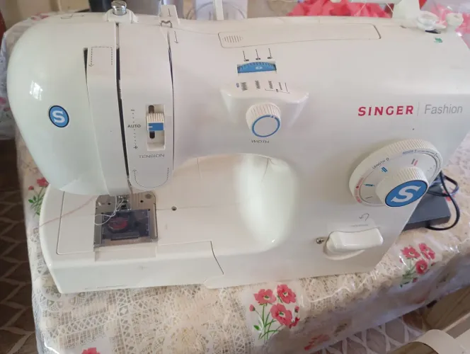 Máquina de Costura Reta da marca Singer Fashion semi nova 