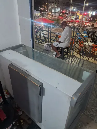 Vendo balcão mostruário, nao refrigerado, em bom estado