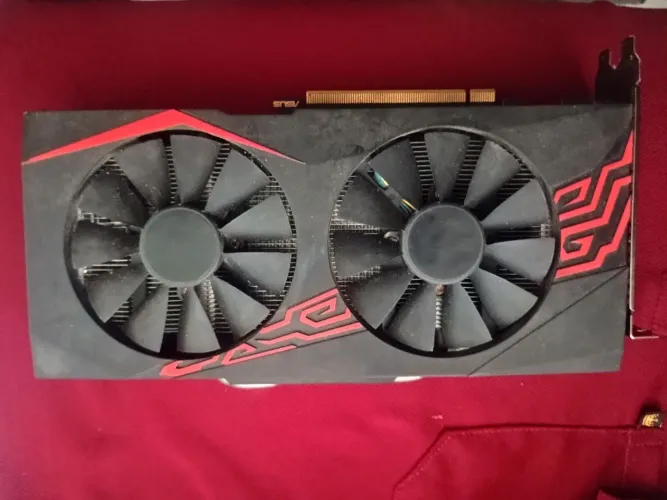 Vendo uma placa de vídeo RX 570 DA ASUS 4GB de memória