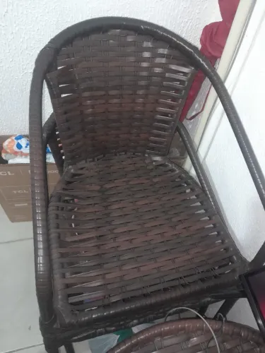 Mesa de fibra com duas cadeiras