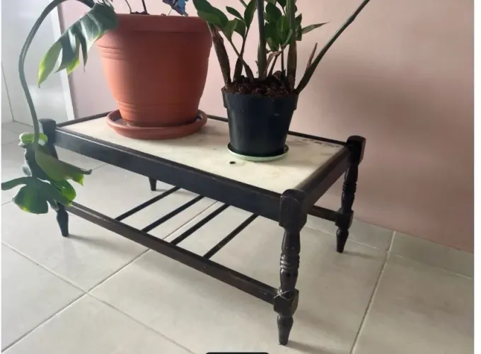 Mesa de Centro Antiga com Tampo de Pedra e Madeira Maciça
