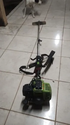 Vendo máquina de roçar que vira roçadeira e faca de cortar pingo de ouro moto serra