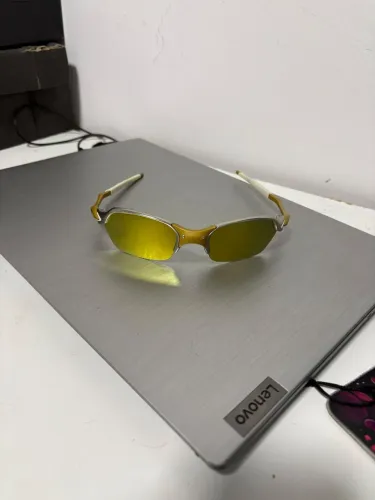 Estilo e presença garantidos! Óculos modelo Juliet com design clássico e diferenciado.