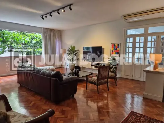 Apartamento com Área Privativa : / Residencial / Copacabana