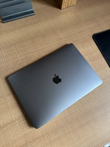 Apple MacBook Air M1 2020 13.3" GPU 7Core 256GB SSD 8GB RAM - Cinza Espacial