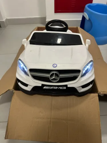 Carrinho elétrico infantil Mercedes-AMG.