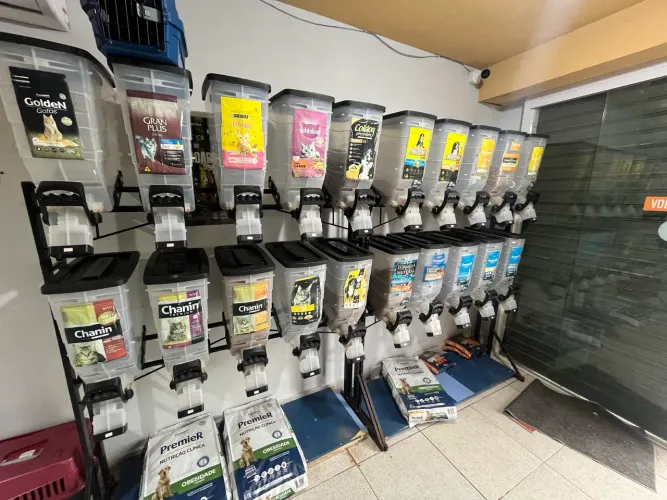 2 Dispensers de Ração para Pet Shop - Expositor com Suporte Metálico