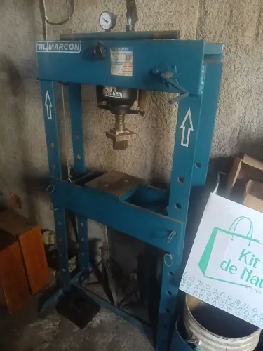 Vendo Prensa Hidráulica 30 Ton. Semi nova 