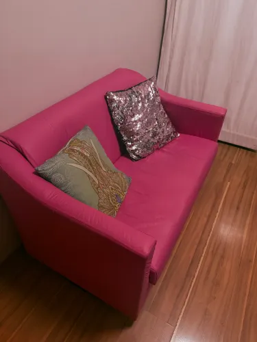 Mini sofá rosa em courino