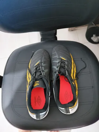 Chuteira Umbro usada apenas uma vez