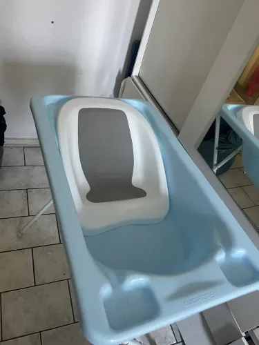 Vendo banheira azul com suporte + apoio de banho. 