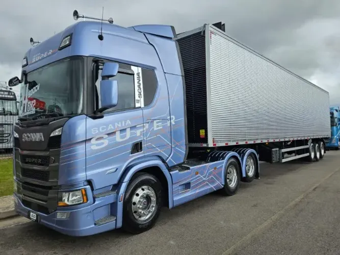 Scania R500 Super 6x2 Ano 24 Painel TFT + Baú 3 Eixos Nostra Ano 27 30 plts completo