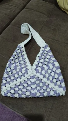 Bolsa de crochê em barbante roxa e branca