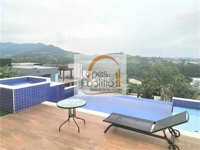 Em condomínio de Alto Padrão em Atibaia, ótima casa com projeto moderno e com toda seguran