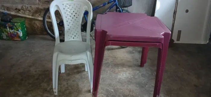 Mesa e cadeira de plástico 