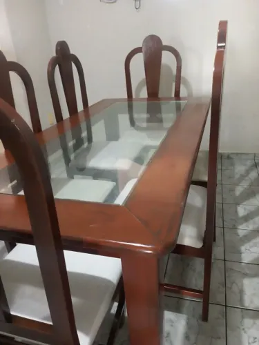 Sala de jantar, madeira, mesa com 6 cadeiras e buffet
