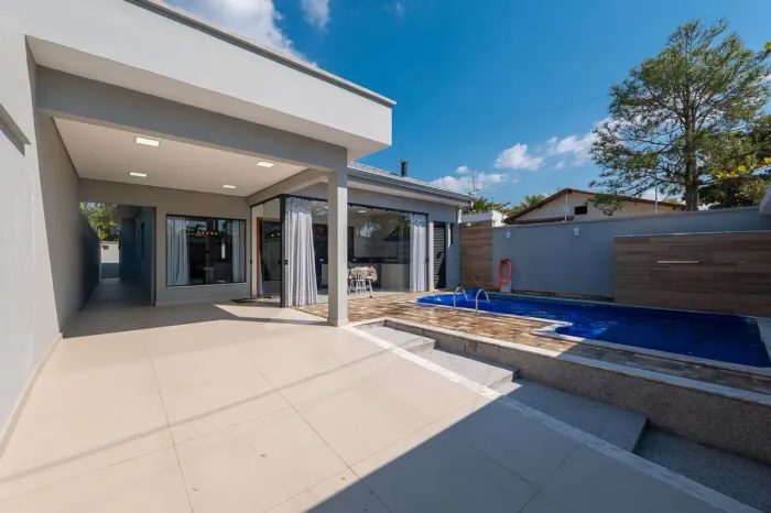 Casa à Venda com 3 quartos próxima do mar em Balneário Três Marias, Peruíbe - SP