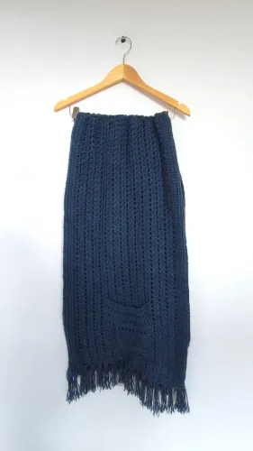 Cachecol Xale de Lã Azul Escuro de Crochê com Bolsos e Franja