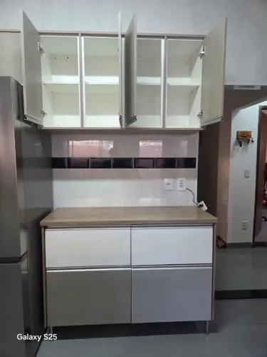 Conjunto de Armários de Cozinha Moderno (Aéreo + Balcão com Tampo)