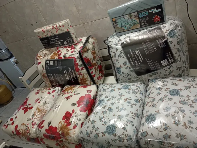 Dois travesseiros forro de cama edredom de casal edredom também de solteiro