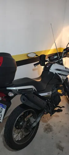 Crosser com assessórios: capacete, suporte de celular
