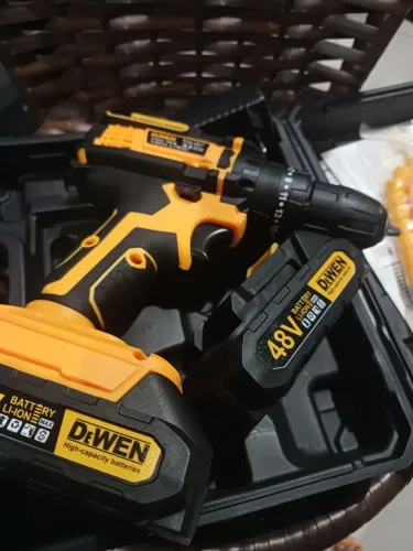 Parafusadeira/furadeira 48v com duas baterias por R$200,00