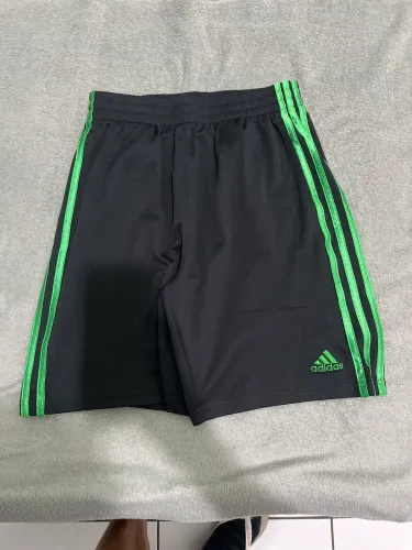 bermuda adidas preta com verde