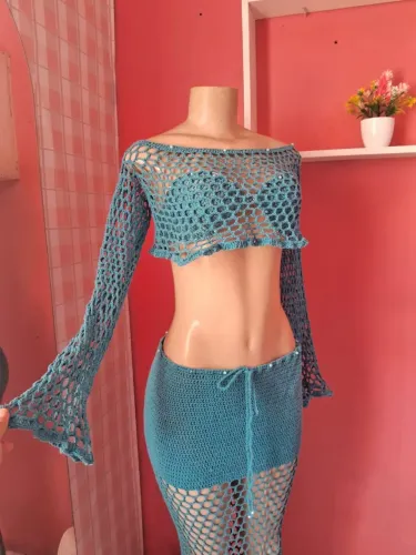 Conjunto de croche composto por saia croped e blusinha tomara que caia 