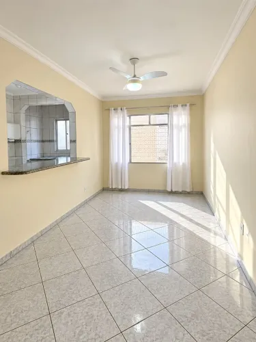 Apartamento com 2 Dormitórios e Garagem na Guilhermina, 200 Metros da Praia e da Feirinha