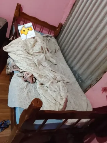 Cama de solteiro semi nova madeira pura