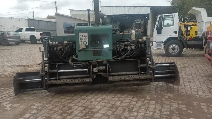 Vibro acabadora Cifalli Box Paver ano 2021. 1600 horas. Motor Perkins, hidrostática. 4,20M