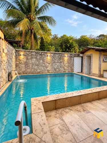 Casa de Alto Padrão com 3 quartos (3 suítes) em condomínio fechado com piscina e área Gour