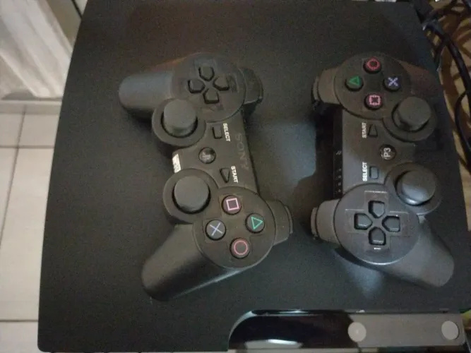 Ps3 slim HD 1 terá dois controles