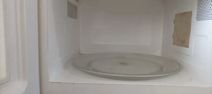 Microondas - Midea. Funcionando, mas precisa de reparo. 