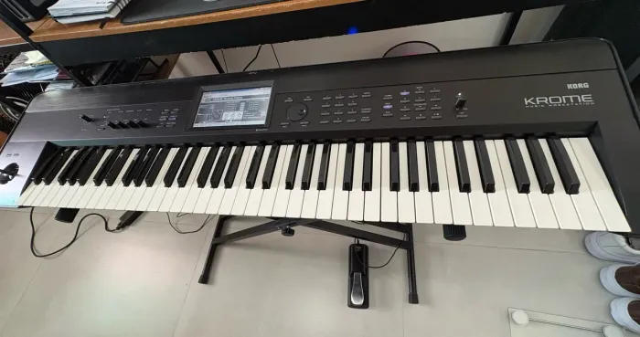 Korg Krome 73 - Excelente Estado + Bag Korg + Cartão SD 32GB