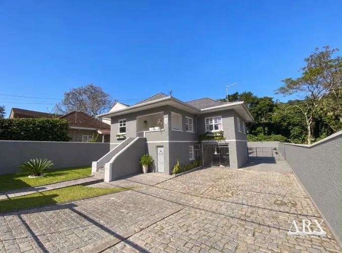 CASA DE ALTO PADRÃO COM 3 DORMITÓRIOS E GARAGEM PARA 4 VEÍCULOS