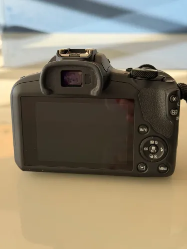 Câmera Canon EOS R100 mirrorless