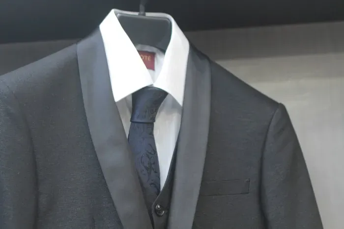 Terno Masculino Slim Fit , com Colete, Gravata e Calça. RAFFER