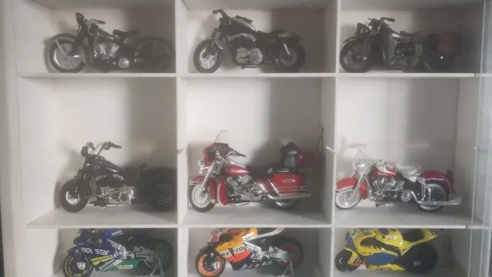 Coleção de miniaturas de motos Harley Davidson e outras,junto com caixa suporte