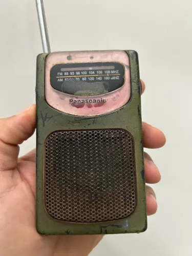 Rádio de bolso antigo funcionando 