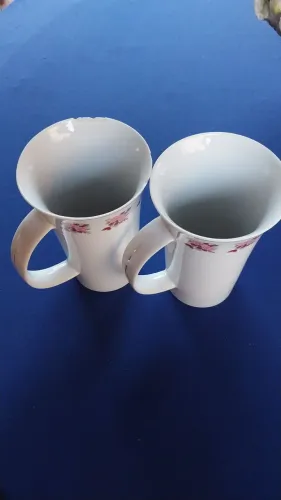 Caneca de porcelana antiga