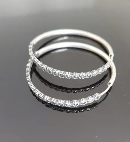 Brincos de prata com marcassita, discreta e sofisticada.