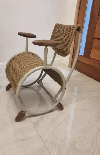 Cadeira formato cuíca 