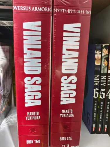 Vinland saga edição de luxo. Volume 1 e 2 em língua inglesa.