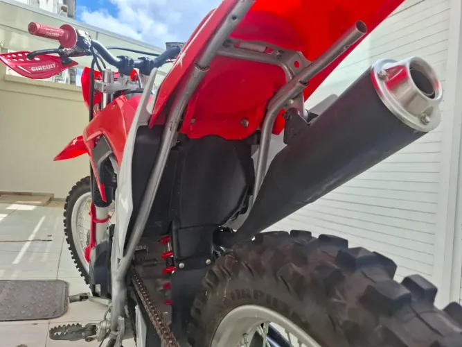 Moto de Trilha novíssima de Mulher
